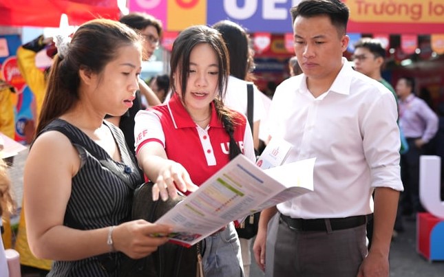 Giải mã điểm chuẩn 2025: Vì sao điểm chung giảm mà điểm tuyệt đối lại tăng?