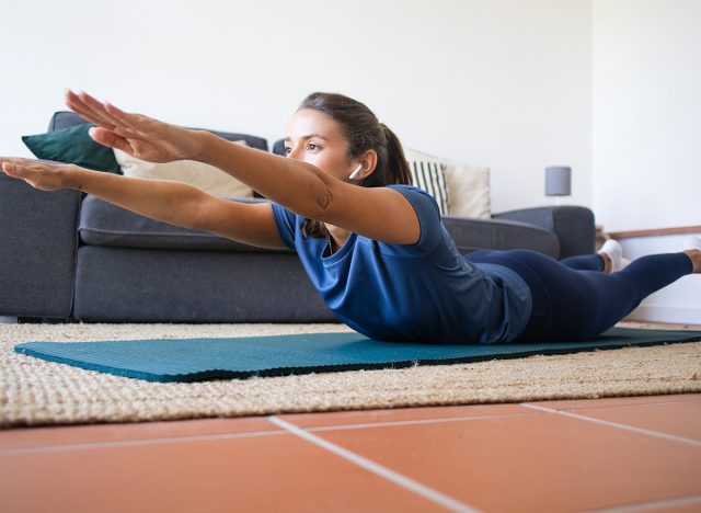 5 bài tập buổi sáng tốt nhất để giảm mỡ lưng trong 30 ngày- Ảnh 5. Người phụ nữ tập thể dục tại nhà Bài tập Superman cho lưng, Superman giữ