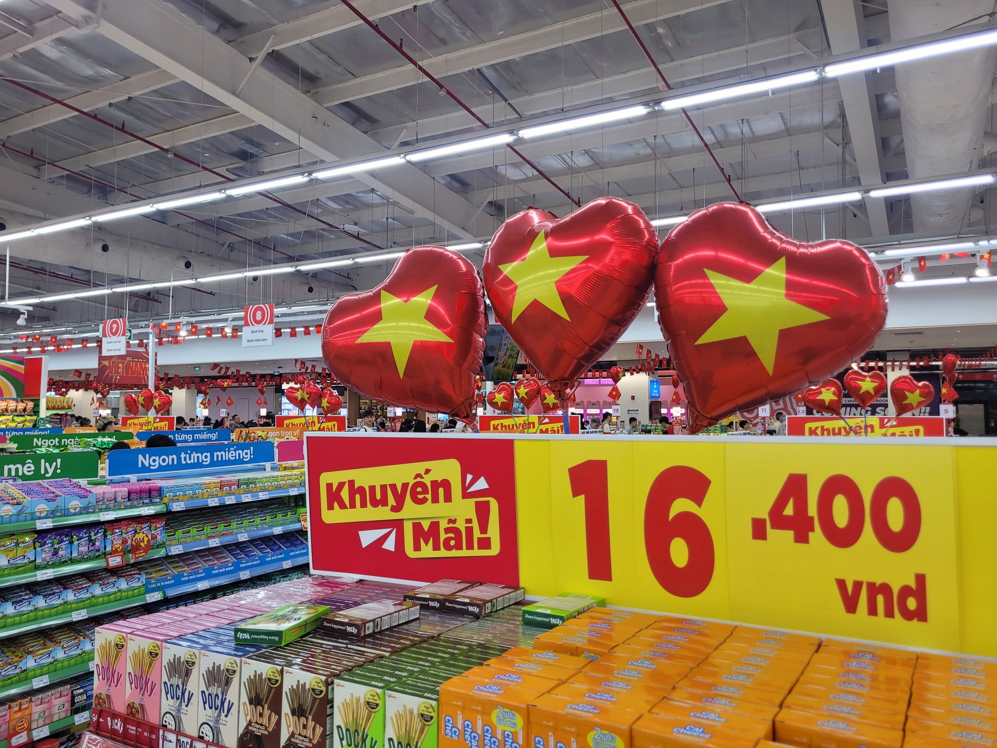 Kệ hàng, siêu thị phủ kín sắc đỏ cờ Tổ quốc chào mừng Quốc khánh 2/9- Ảnh 6.