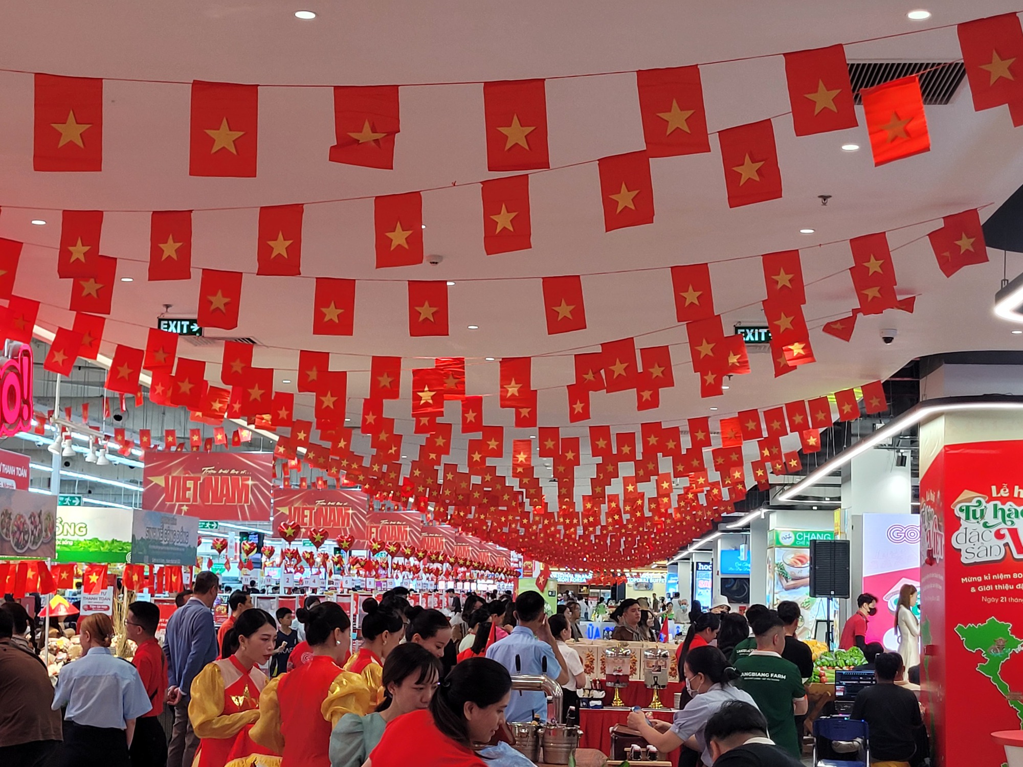 Kệ hàng, siêu thị phủ kín sắc đỏ cờ Tổ quốc chào mừng Quốc khánh 2/9- Ảnh 1.