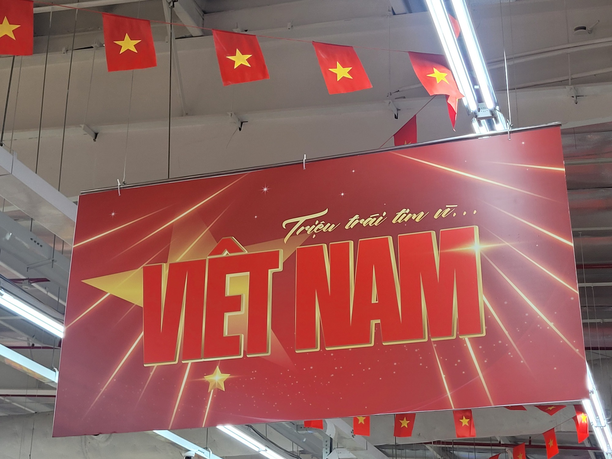 Kệ hàng, siêu thị phủ kín sắc đỏ cờ Tổ quốc chào mừng Quốc khánh 2/9- Ảnh 3.