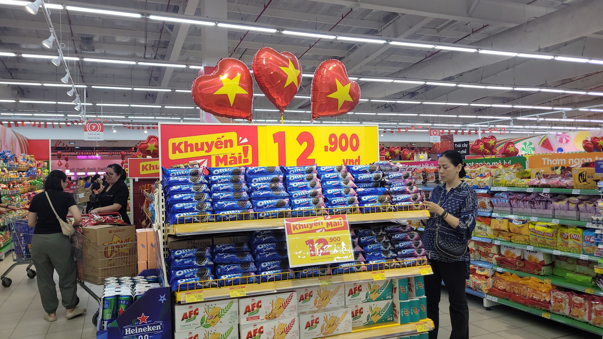 Kệ hàng, siêu thị phủ kín sắc đỏ cờ Tổ quốc chào mừng Quốc khánh 2/9- Ảnh 4.