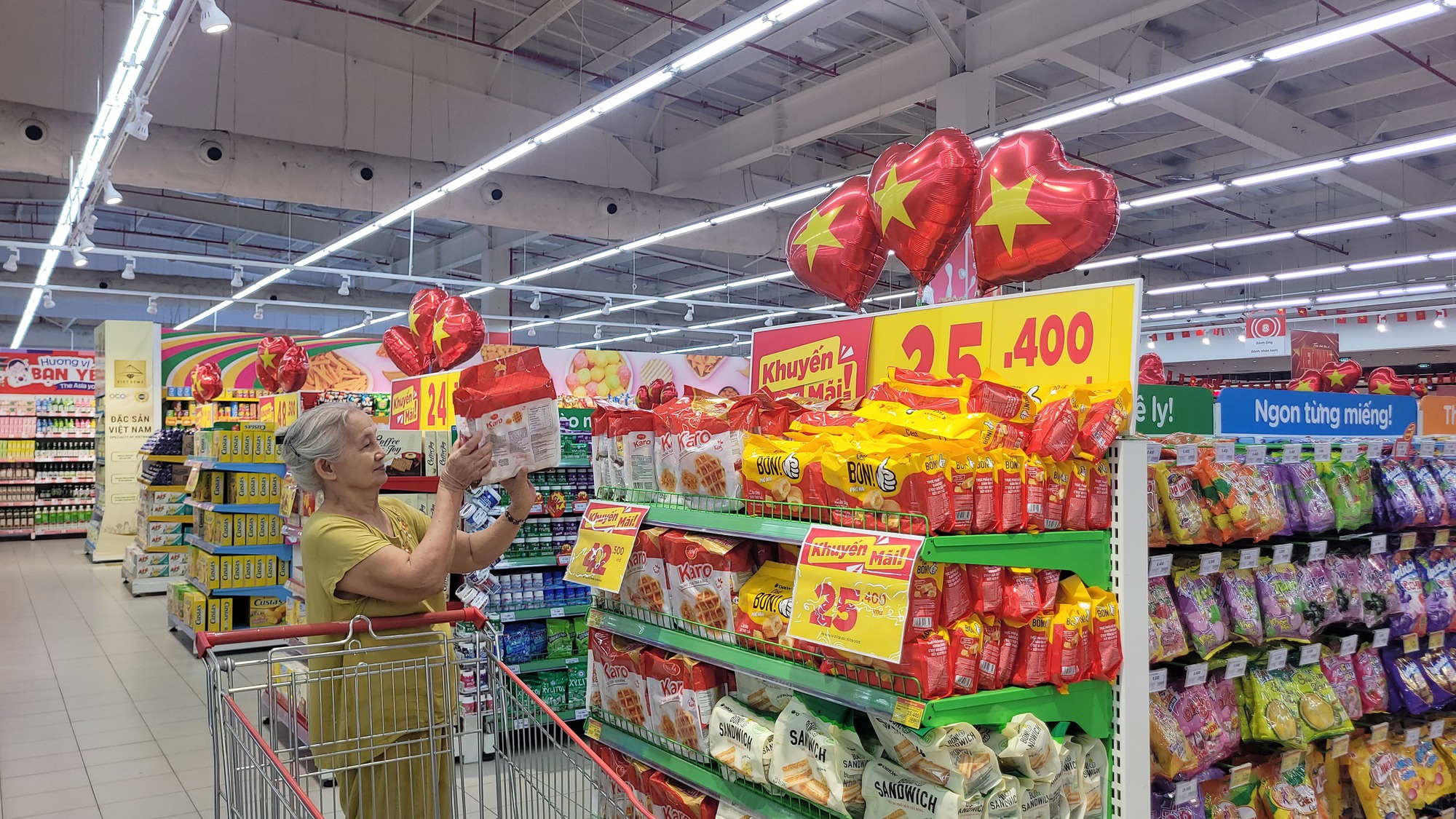 Kệ hàng, siêu thị phủ kín sắc đỏ cờ Tổ quốc chào mừng Quốc khánh 2/9- Ảnh 5.