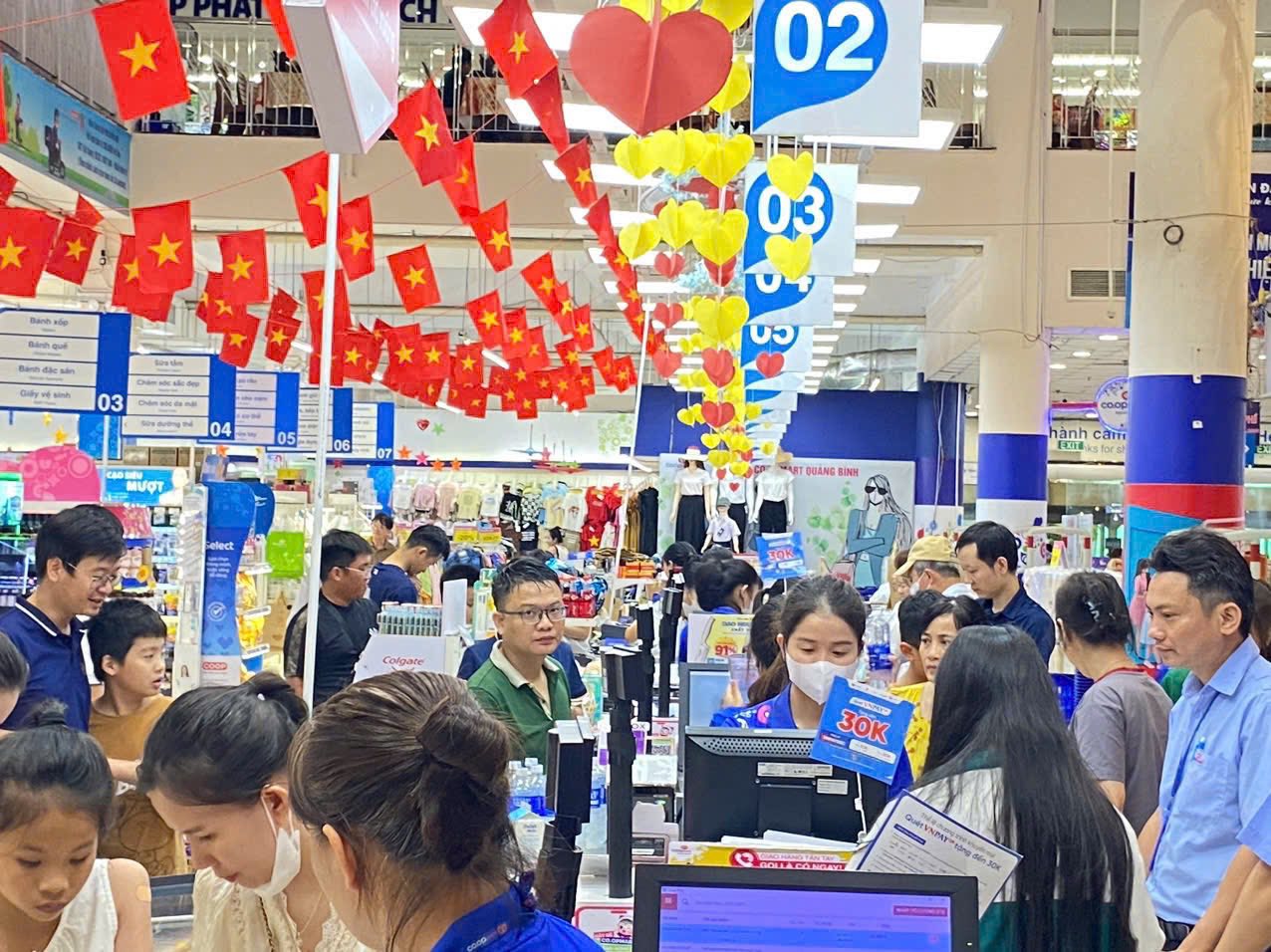 Kệ hàng, siêu thị phủ kín sắc đỏ cờ Tổ quốc chào mừng Quốc khánh 2/9- Ảnh 8.