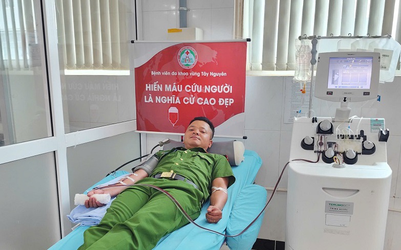 Video bé trai 4 tuổi nhanh trí cứu em thoát nạn khi rơi xuống mương nước sâu- Ảnh 1.