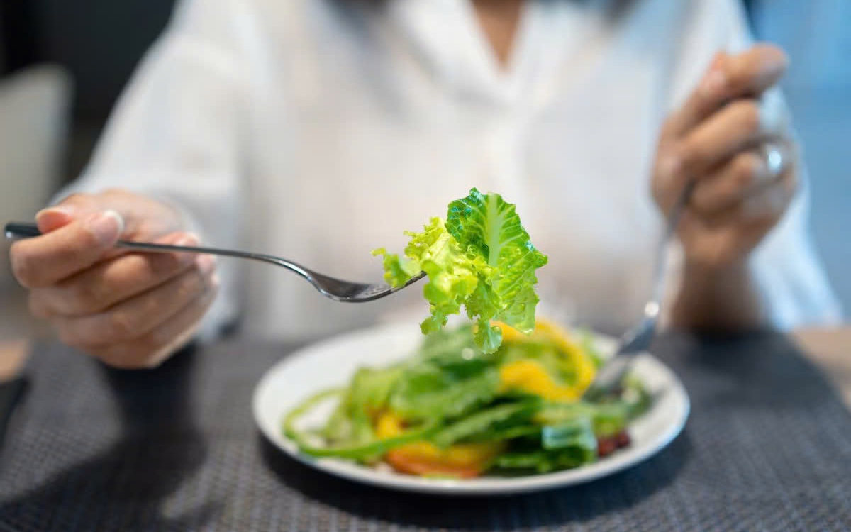 Rau xanh khan hiếm, nhiều sạp rau đóng cửa, siêu thị 'cháy hàng'- Ảnh 6.