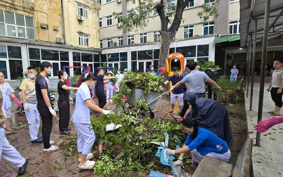 Nhân viên y tế khắc phục hậu quả bão số 5, đảm bảo khám chữa bệnh