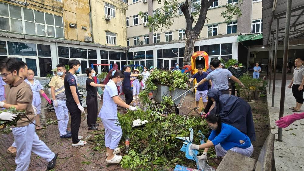 Nhân viên y tế khắc phục hậu quả bão số 5, đảm bảo khám chữa bệnh- Ảnh 2.