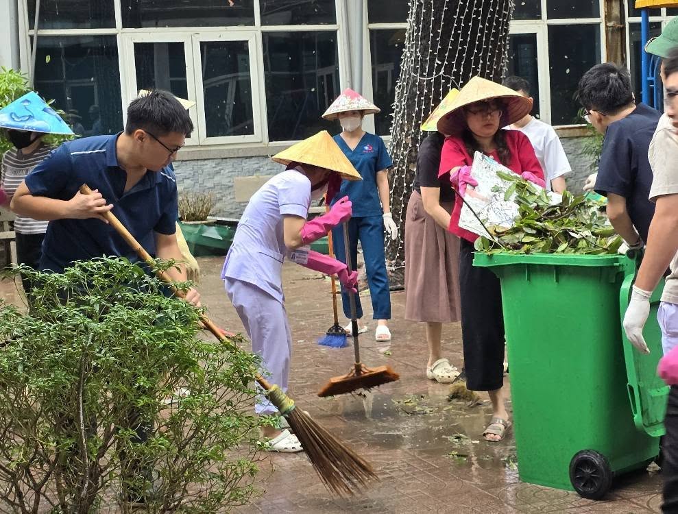 Nhân viên y tế khắc phục hậu quả bão số 5, đảm bảo khám chữa bệnh- Ảnh 6.