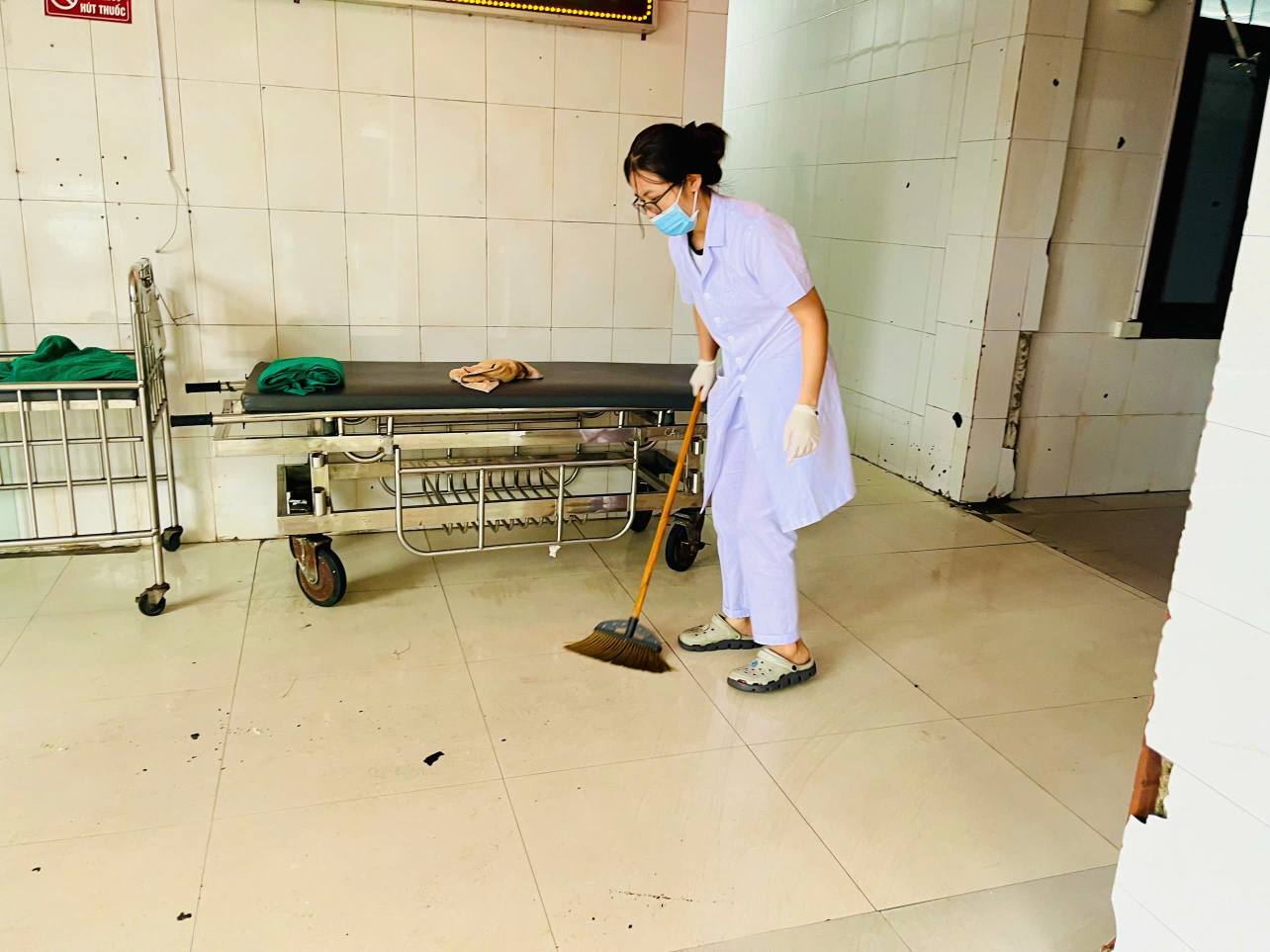 Nhân viên y tế khắc phục hậu quả bão số 5, đảm bảo khám chữa bệnh- Ảnh 8.