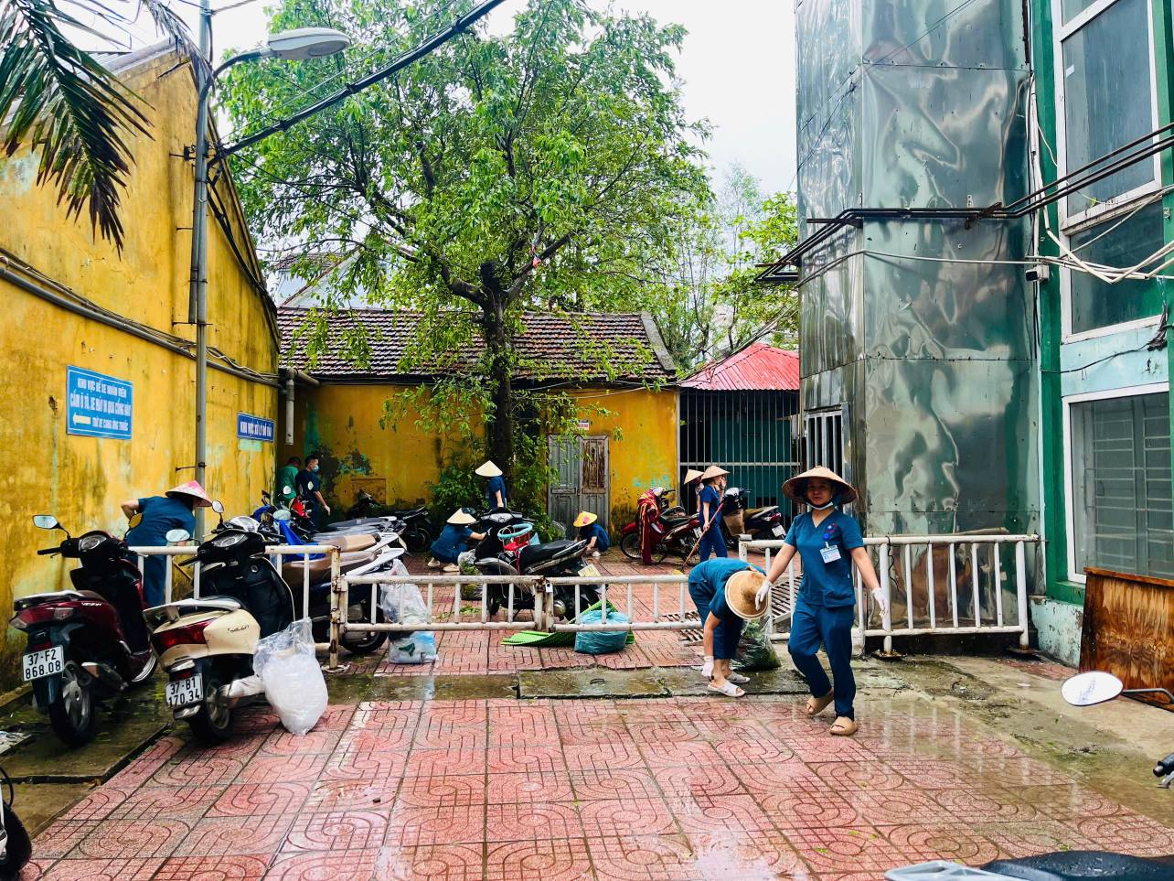 Nhân viên y tế khắc phục hậu quả bão số 5, đảm bảo khám chữa bệnh- Ảnh 9.