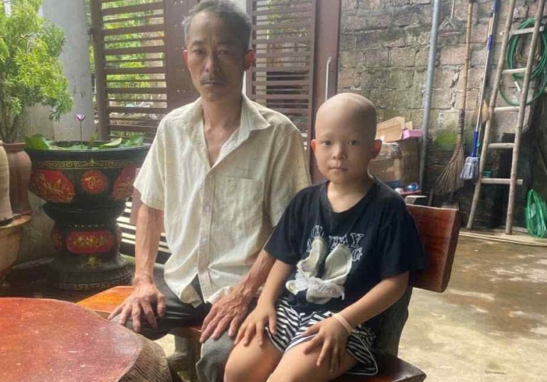 Cha nghèo gạt nước mắt xin dừng điều trị để nhường cơ hội sống cho con gái- Ảnh 2.