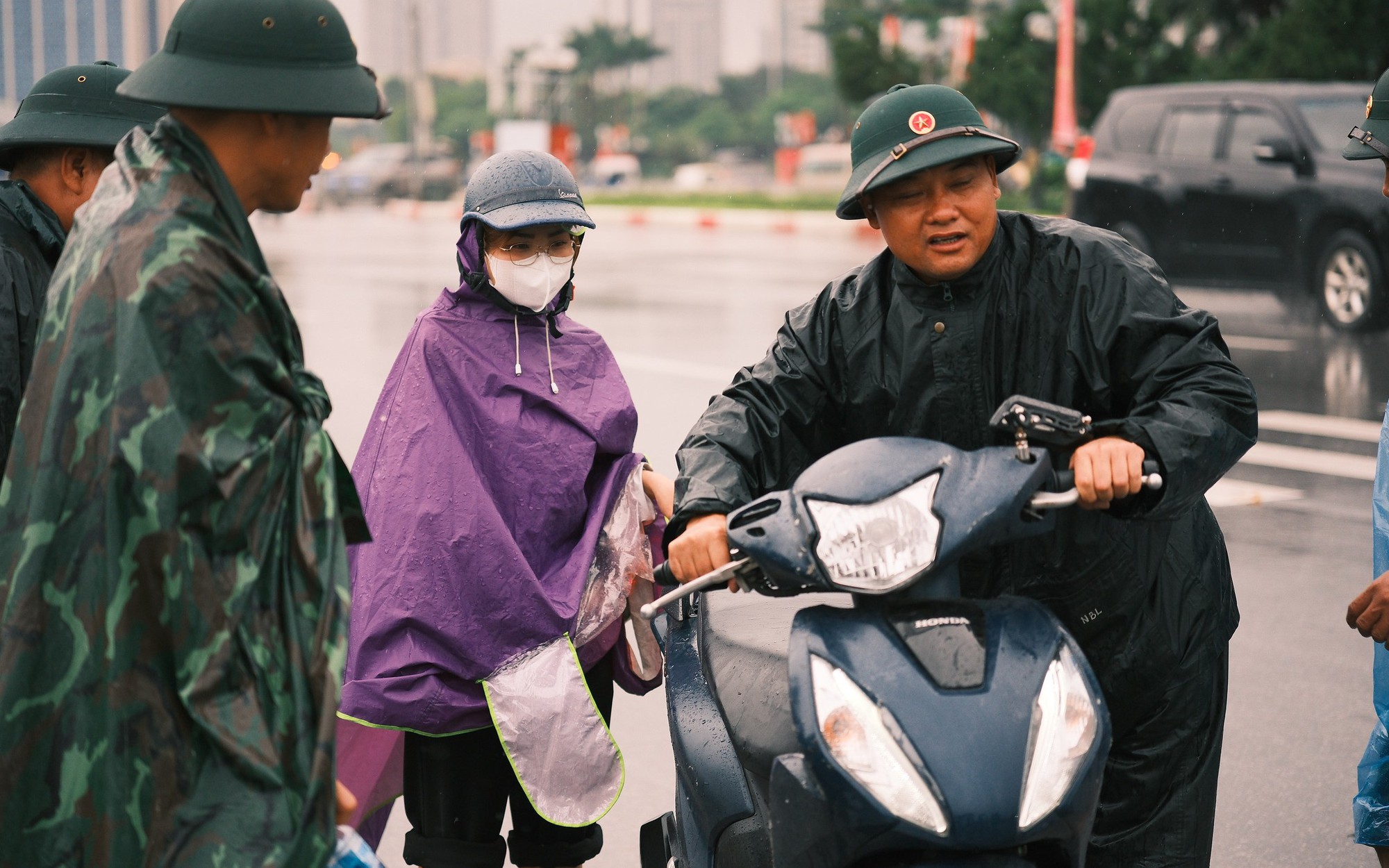 Hà Nội ngập sâu, người dân ra giữa đường đạp vịt, bắt cá- Ảnh 6.