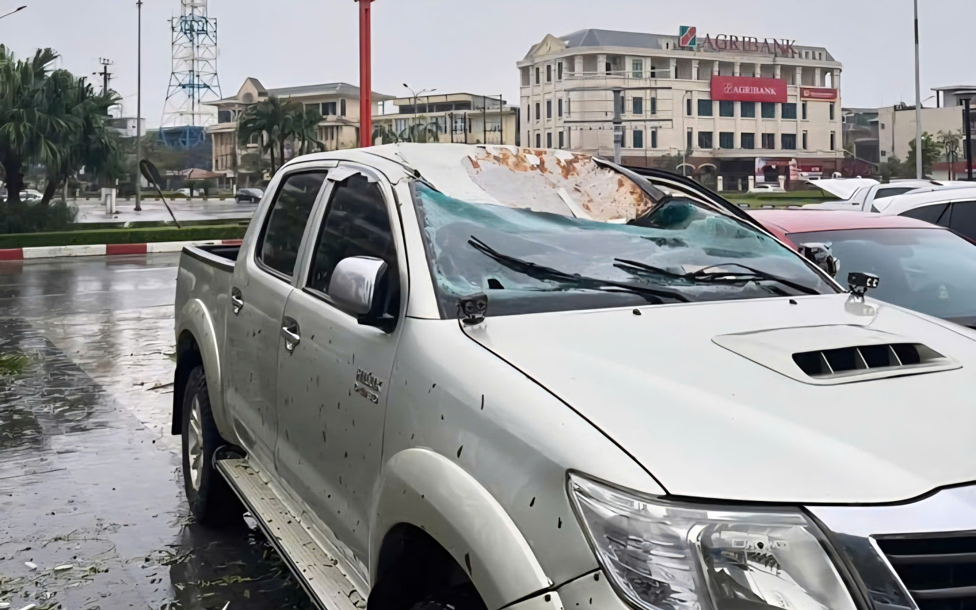Đường phố Hà Tĩnh ngổn ngang sau bão số 5