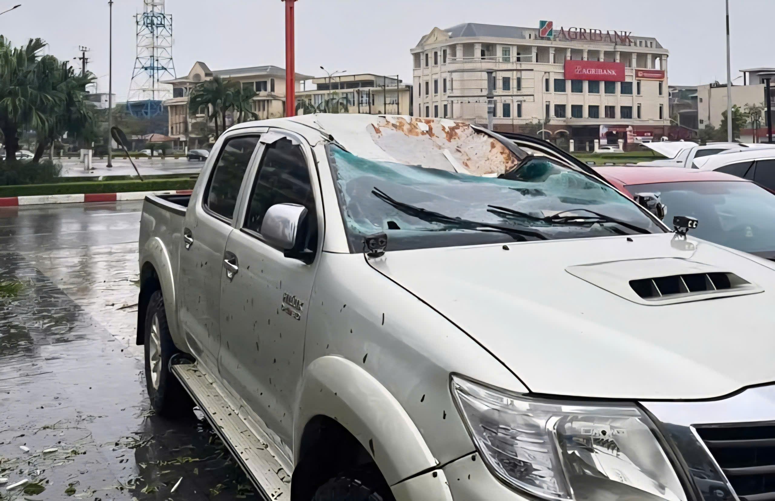 Đường phố Hà Tĩnh ngổn ngang sau bão số 5- Ảnh 8.