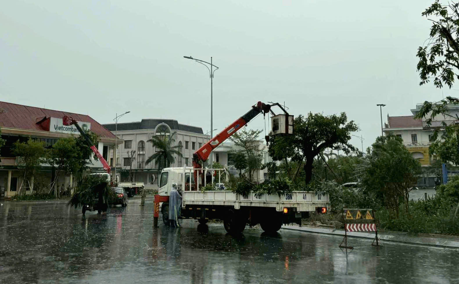 Đường phố Hà Tĩnh ngổn ngang sau bão số 5- Ảnh 3.