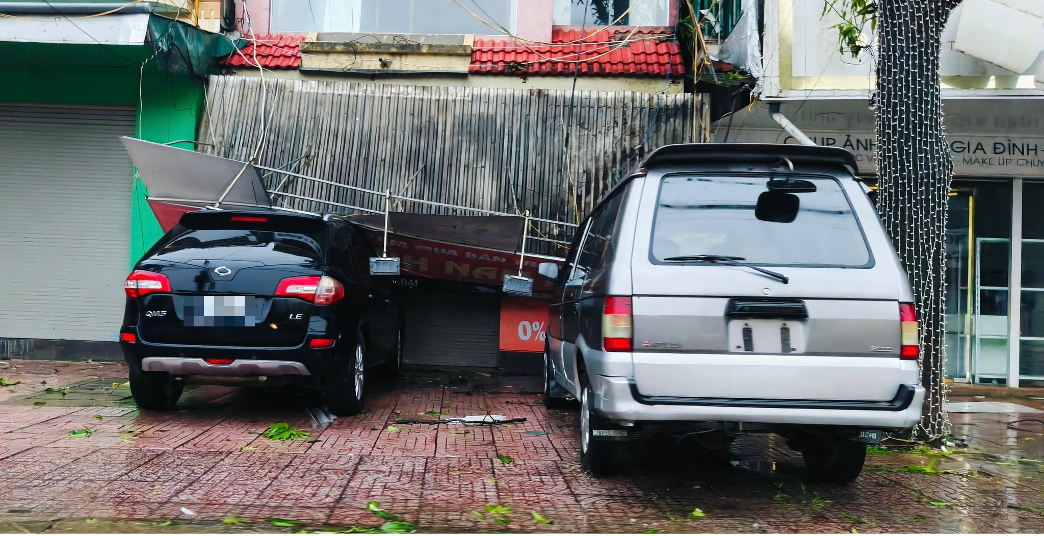 Đường phố Hà Tĩnh ngổn ngang sau bão số 5- Ảnh 10.