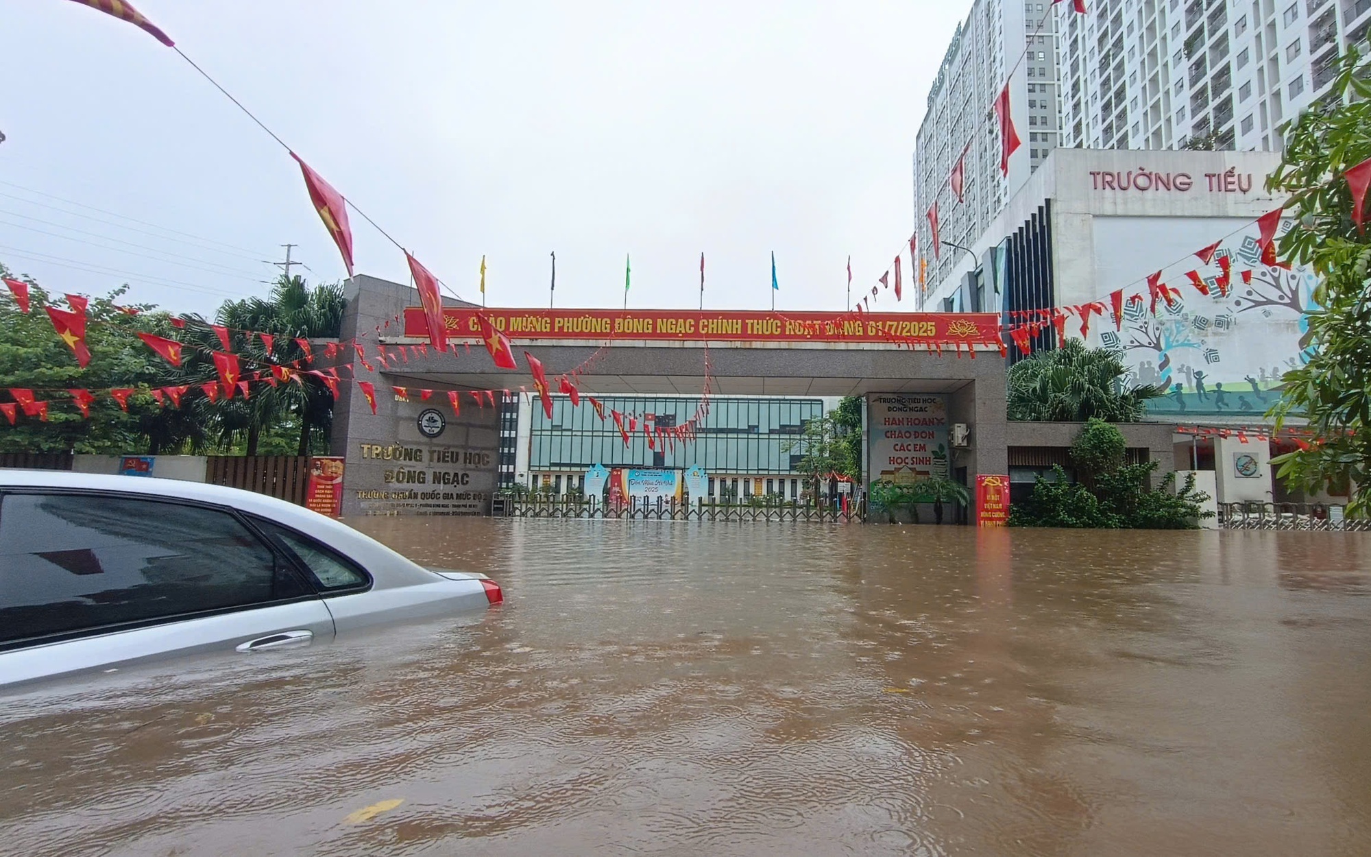 Hà Nội mưa dông kéo dài đến ngày 29/8
