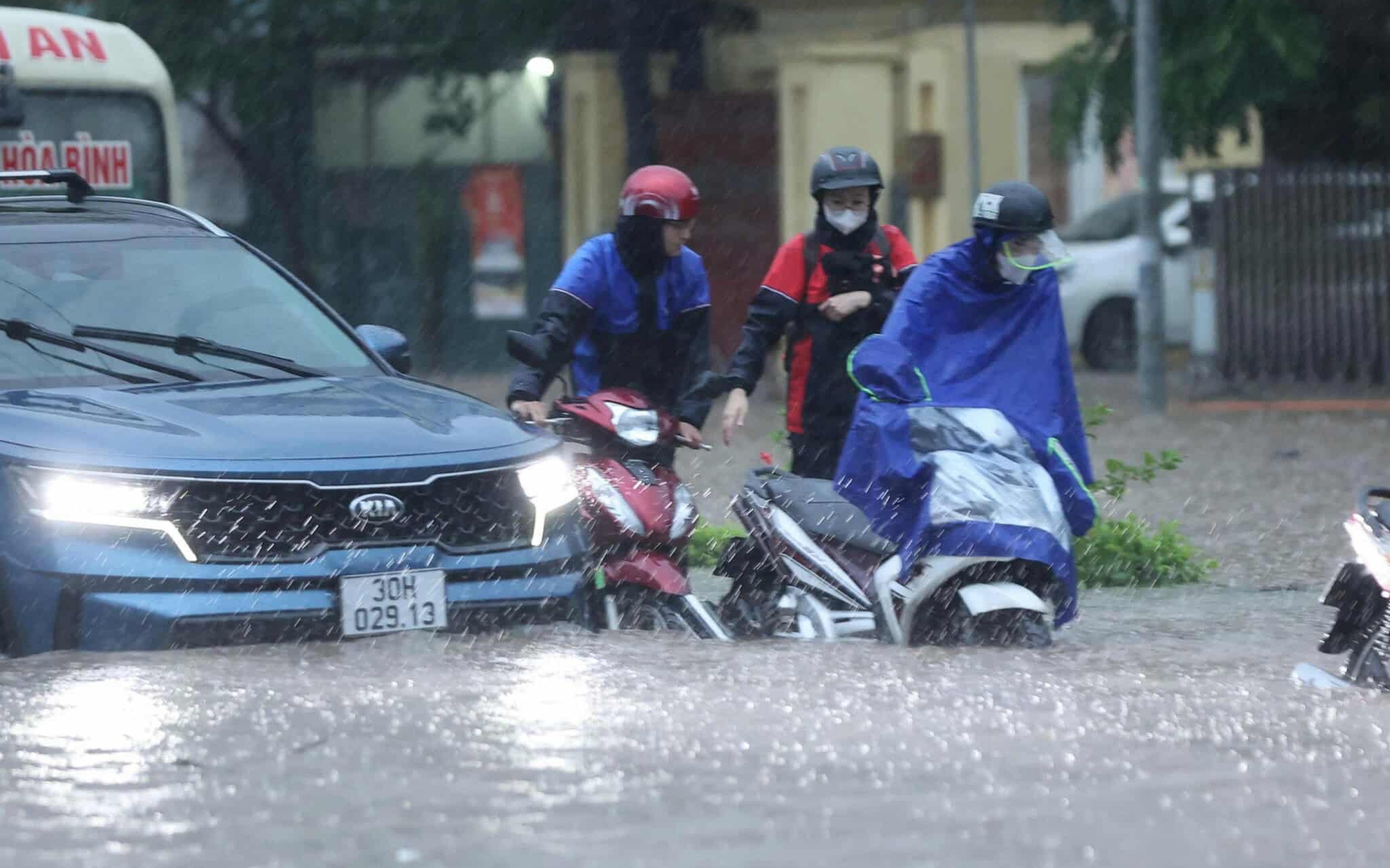 Nhiều tuyến phố Hà Nội vẫn chìm trong nước, cảnh báo ngập sâu ven sông do lũ đạt đỉnh