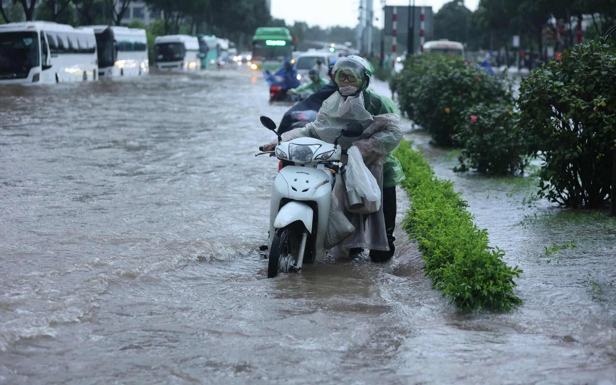 Miền Bắc mưa dông mạnh hết sáng nay, buổi chiều mưa giảm dần