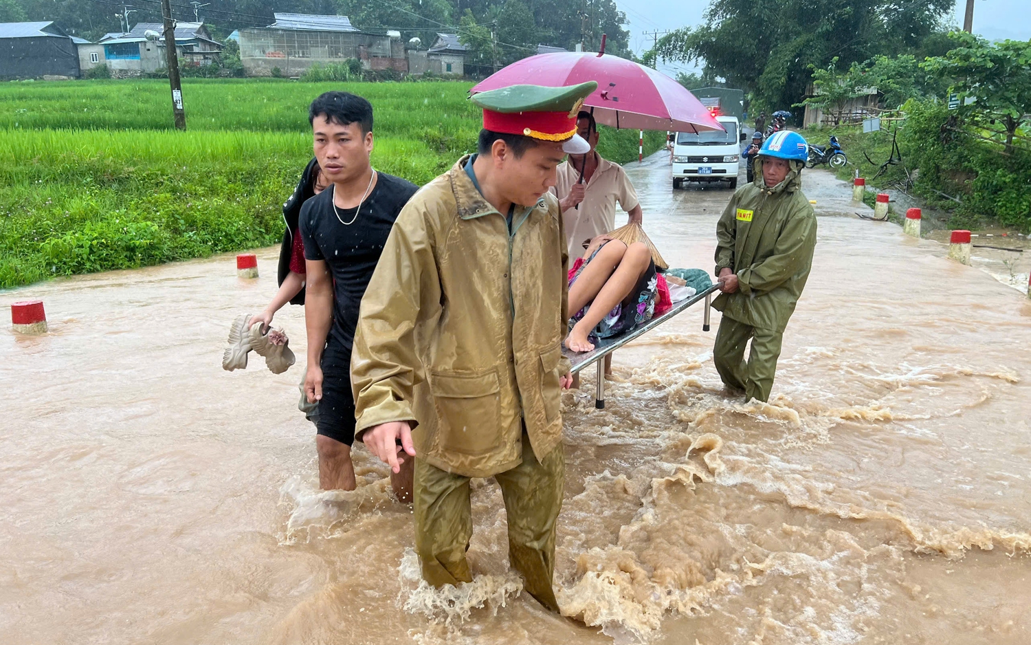 Công an xã biên giới Mường Chanh vượt mưa lũ đưa sản phụ đi sinh