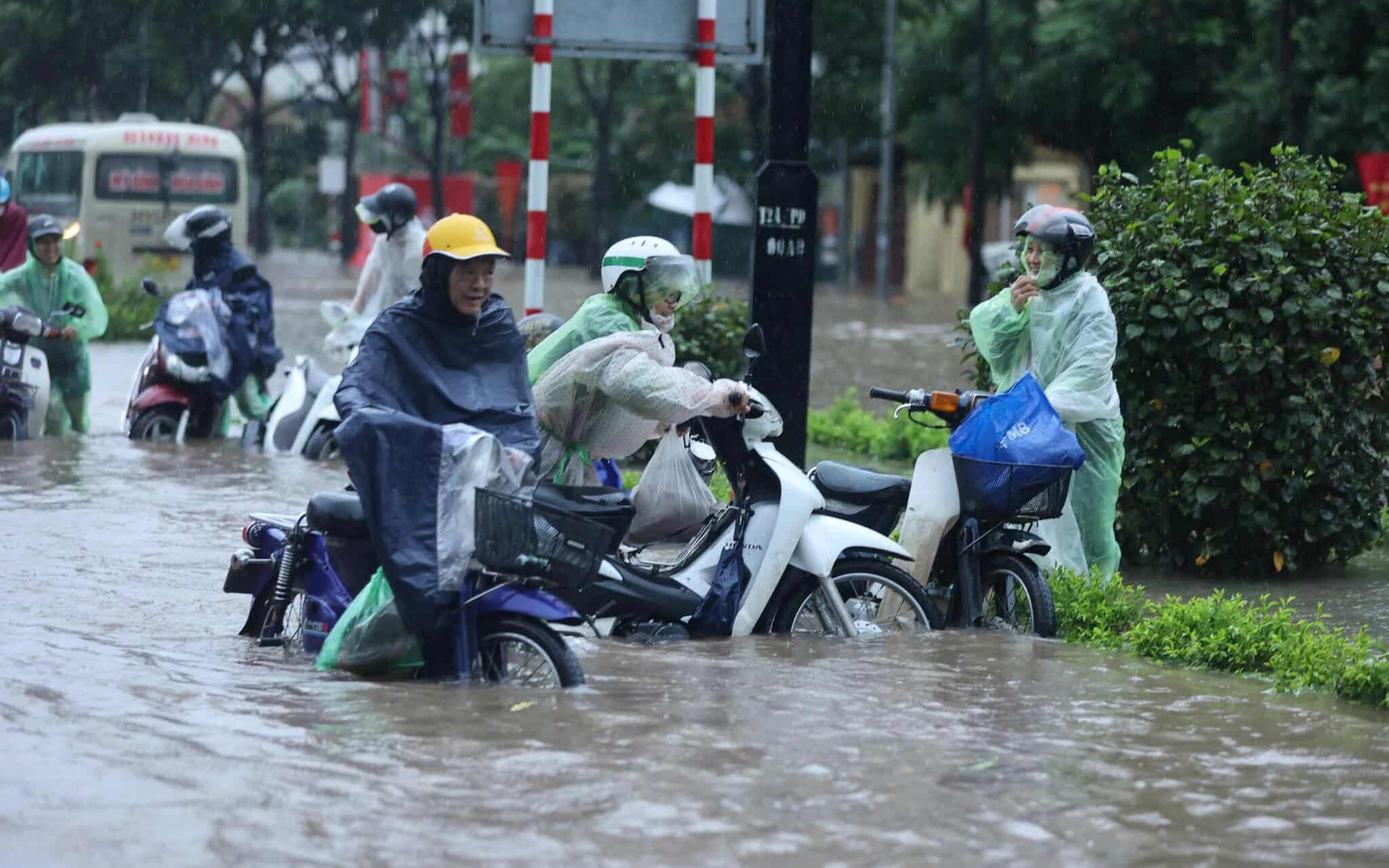 Nhiều tuyến phố Hà Nội ngập sâu trong mưa, xe không thể di chuyển
