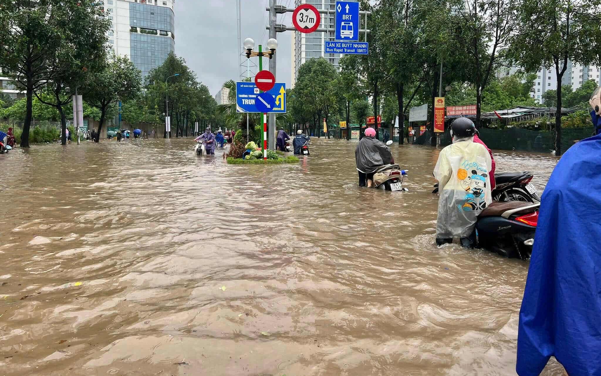 Mưa từ đêm tới sáng, người dân phải nghỉ làm, dọn dẹp nhà cửa vì ngập lụt- Ảnh 8.