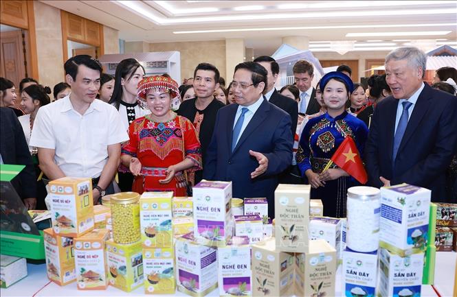 Thủ tướng chủ trì Hội nghị tổng kết Chương trình và Phong trào thi đua 'Cả nước chung tay xóa nhà tạm, nhà dột nát'- Ảnh 9. Thủ tướng chủ trì Hội nghị tổng kết Chương trình và Phong trào thi đua 'Cả nước chung tay xóa nhà tạm, nhà dột nát'- Ảnh 9.