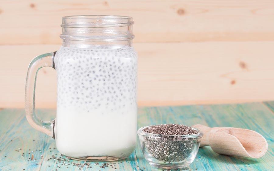 Sữa ấm hạt chia – Bí quyết tự nhiên cho giấc ngủ ngon