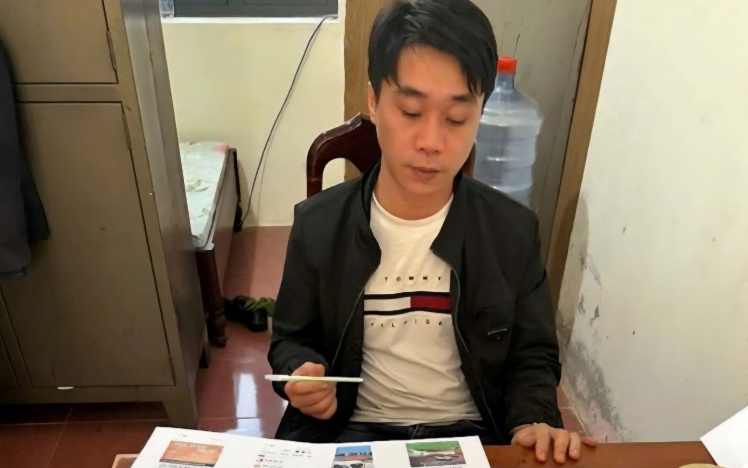 Khởi tố thanh niên dùng ô tô tông thẳng vào xe công an xã- Ảnh 2.