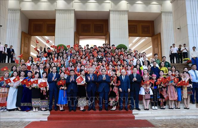 Thủ tướng chủ trì Hội nghị tổng kết Chương trình và Phong trào thi đua 'Cả nước chung tay xóa nhà tạm, nhà dột nát'- Ảnh 13. Thủ tướng chủ trì Hội nghị tổng kết Chương trình và Phong trào thi đua 'Cả nước chung tay xóa nhà tạm, nhà dột nát'- Ảnh 13.