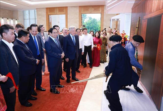 Thủ tướng chủ trì Hội nghị tổng kết Chương trình và Phong trào thi đua 'Cả nước chung tay xóa nhà tạm, nhà dột nát'- Ảnh 11. Thủ tướng chủ trì Hội nghị tổng kết Chương trình và Phong trào thi đua 'Cả nước chung tay xóa nhà tạm, nhà dột nát'- Ảnh 11.