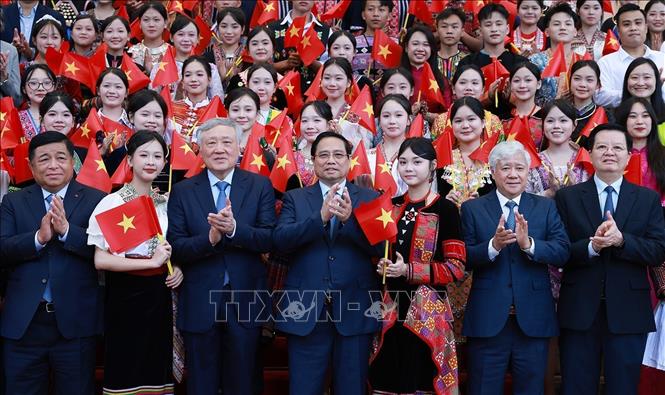 Thủ tướng chủ trì Hội nghị tổng kết Chương trình và Phong trào thi đua 'Cả nước chung tay xóa nhà tạm, nhà dột nát'- Ảnh 12. Thủ tướng chủ trì Hội nghị tổng kết Chương trình và Phong trào thi đua 'Cả nước chung tay xóa nhà tạm, nhà dột nát'- Ảnh 12.