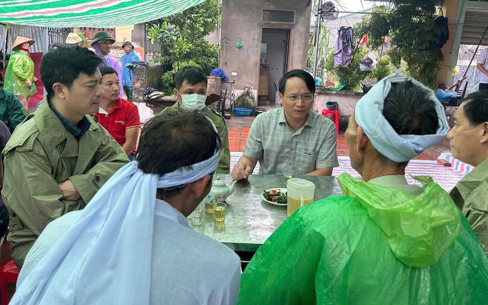 Tài xế xe đầu kéo tử vong sau cú tông mạnh vào đuôi xe đi cùng chiều- Ảnh 2.