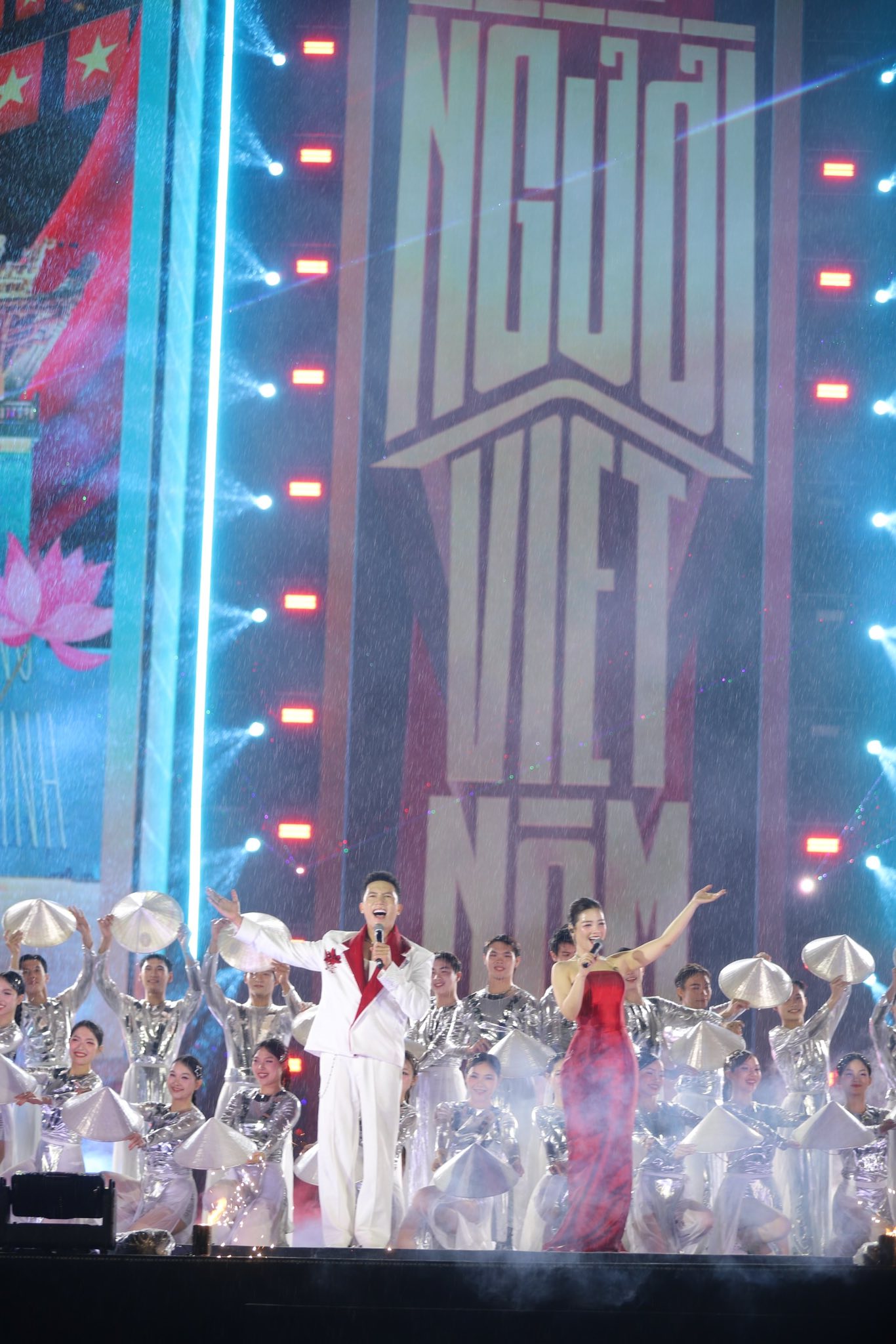 Khoảnh khắc dưới cơn mưa của Dương Hoàng Yến, Anh Tú trong concert quốc gia- Ảnh 5. Khoảnh khắc dưới cơn mưa của Dương Hoàng Yến, Anh Tú trong concert quốc gia- Ảnh 5.