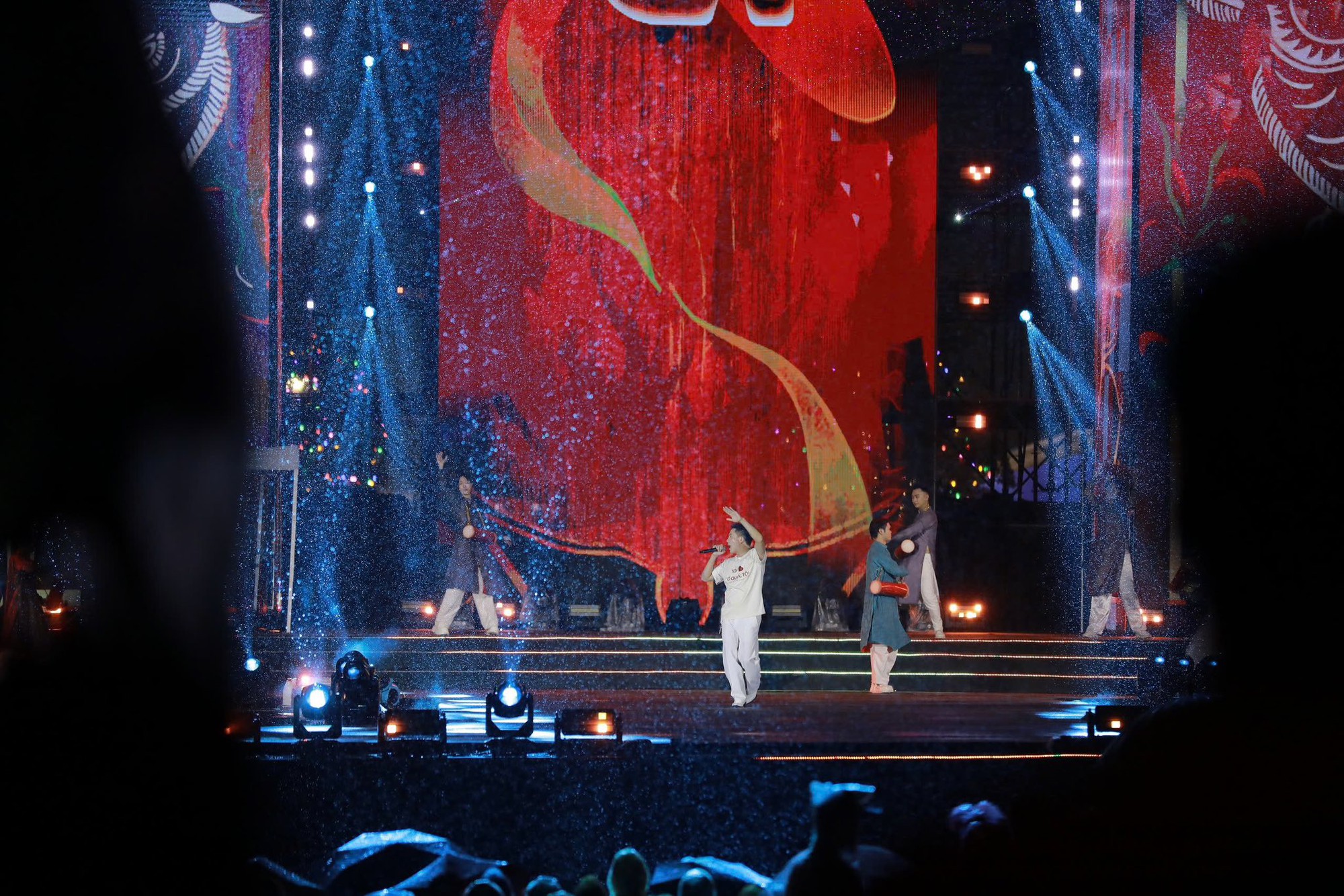 Khoảnh khắc dưới cơn mưa của Dương Hoàng Yến, Anh Tú trong concert quốc gia- Ảnh 4. Khoảnh khắc dưới cơn mưa của Dương Hoàng Yến, Anh Tú trong concert quốc gia- Ảnh 4.