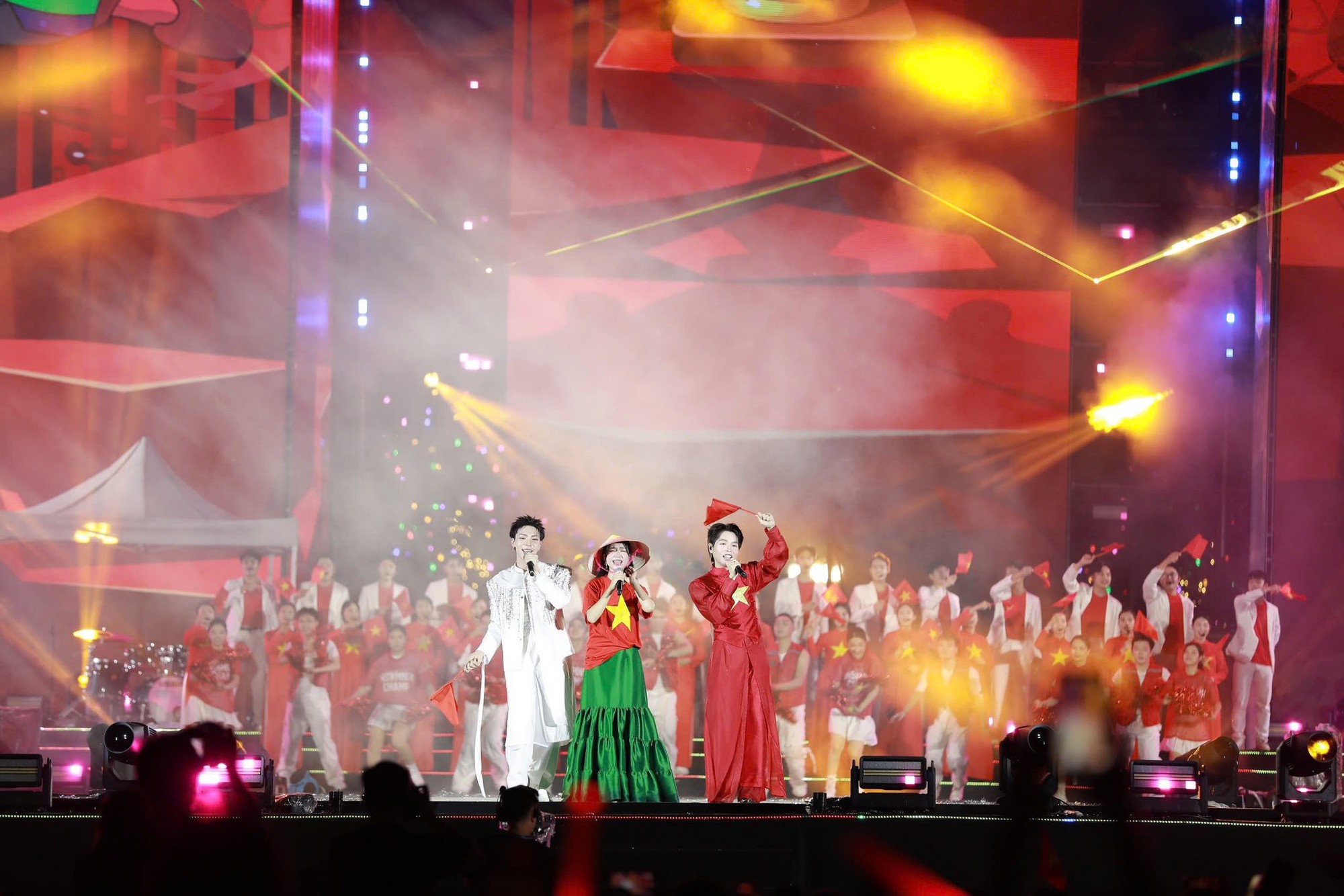 Khoảnh khắc dưới cơn mưa của Dương Hoàng Yến, Anh Tú trong concert quốc gia- Ảnh 7. Khoảnh khắc dưới cơn mưa của Dương Hoàng Yến, Anh Tú trong concert quốc gia- Ảnh 7.