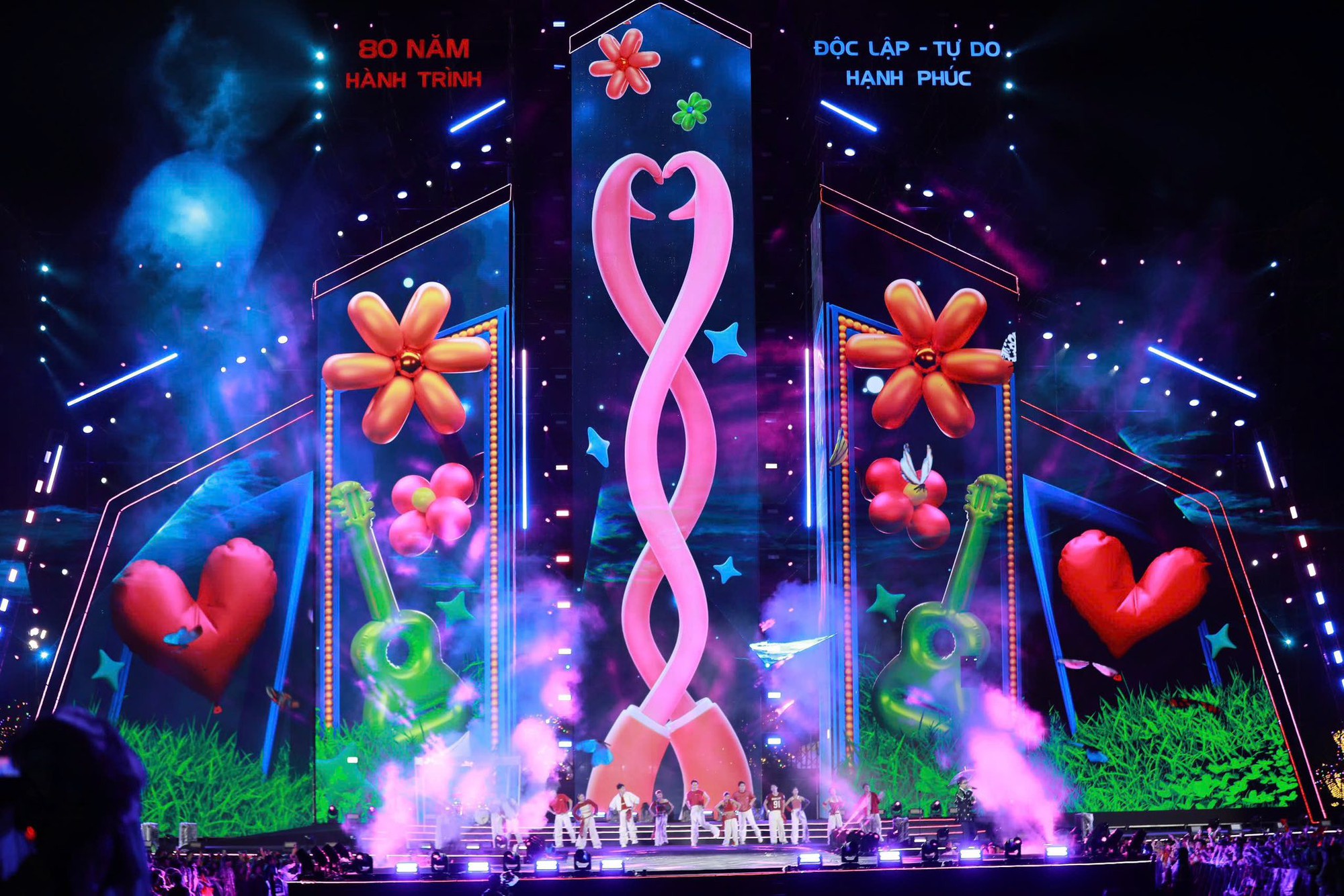 Khoảnh khắc dưới cơn mưa của Dương Hoàng Yến, Anh Tú trong concert quốc gia- Ảnh 10. Khoảnh khắc dưới cơn mưa của Dương Hoàng Yến, Anh Tú trong concert quốc gia- Ảnh 10.