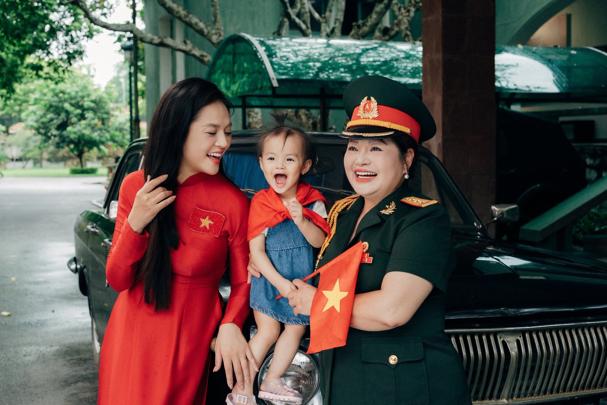 Mẹ ruột Thu Quỳnh bất ngờ lộ diện với vẻ ngoài không tuổi, từng là diễn viên đoàn kịch Tổng cục Chính trị- Ảnh 3. Mẹ ruột Thu Quỳnh bất ngờ lộ diện với vẻ ngoài không tuổi, từng là diễn viên đoàn kịch Tổng cục Chính trị- Ảnh 3.