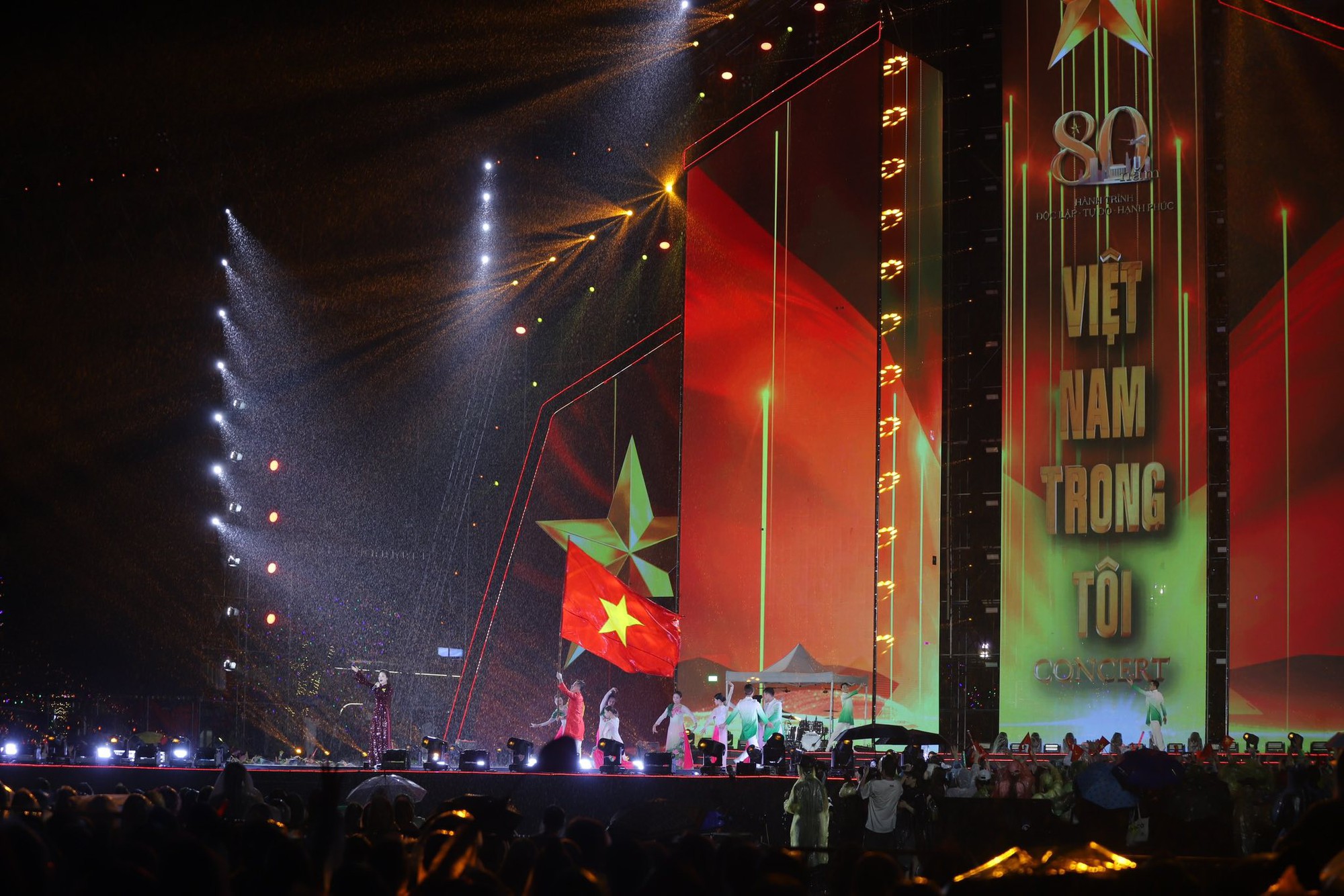 Khoảnh khắc dưới cơn mưa của Dương Hoàng Yến, Anh Tú trong concert quốc gia- Ảnh 6. Khoảnh khắc dưới cơn mưa của Dương Hoàng Yến, Anh Tú trong concert quốc gia- Ảnh 6.