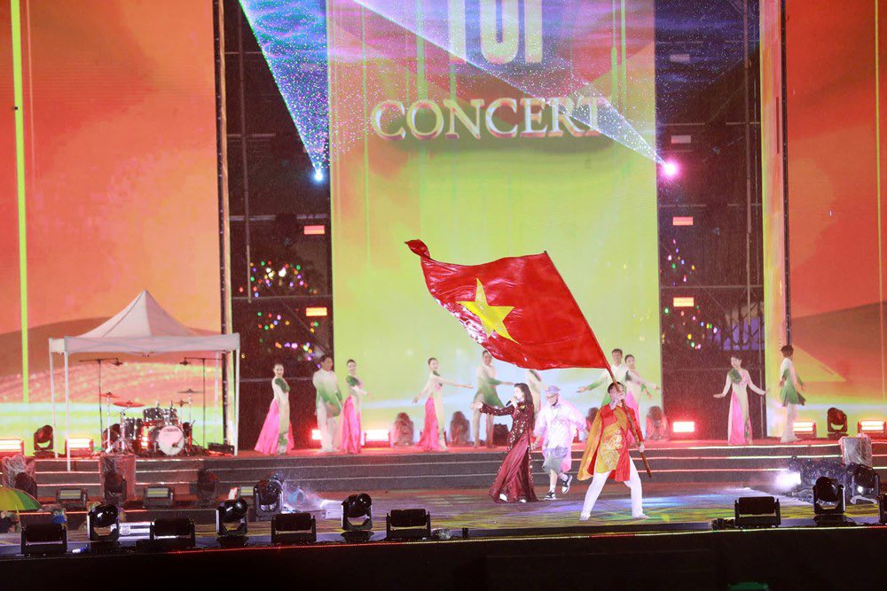Khoảnh khắc dưới cơn mưa của Dương Hoàng Yến, Anh Tú trong concert quốc gia- Ảnh 3. Khoảnh khắc dưới cơn mưa của Dương Hoàng Yến, Anh Tú trong concert quốc gia- Ảnh 3.