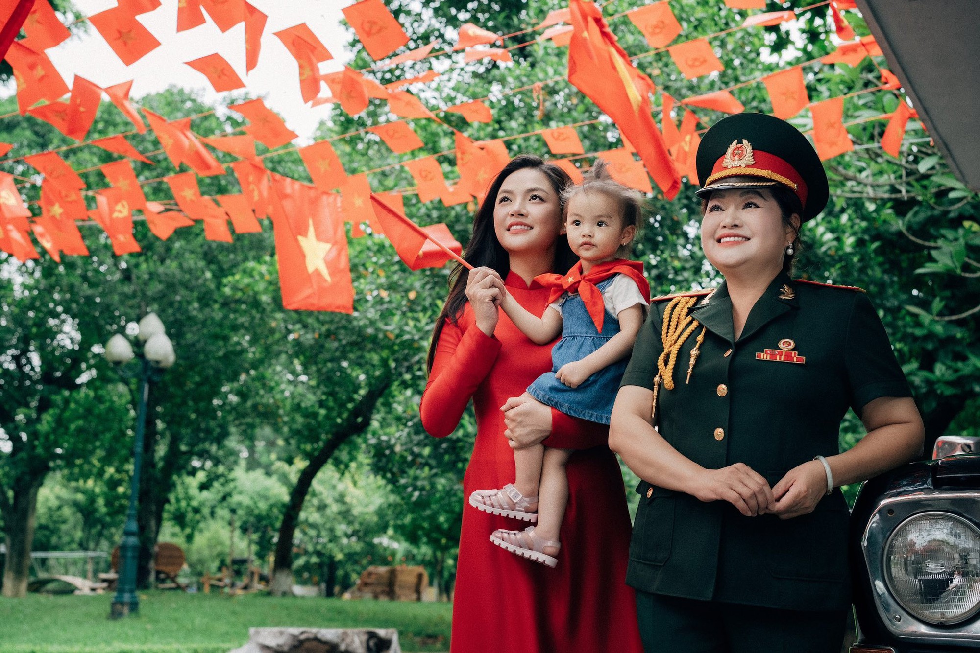 Mẹ ruột Thu Quỳnh bất ngờ lộ diện với vẻ ngoài không tuổi, từng là diễn viên đoàn kịch Tổng cục Chính trị- Ảnh 2. Mẹ ruột Thu Quỳnh bất ngờ lộ diện với vẻ ngoài không tuổi, từng là diễn viên đoàn kịch Tổng cục Chính trị- Ảnh 2.