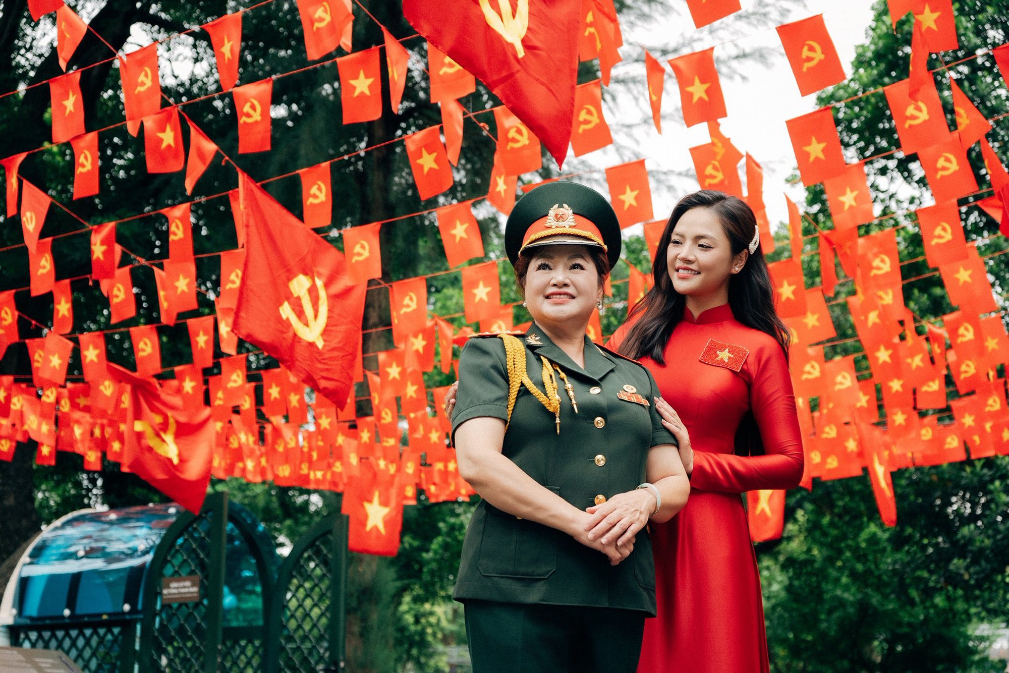 Mẹ ruột Thu Quỳnh bất ngờ lộ diện với vẻ ngoài không tuổi, từng là diễn viên đoàn kịch Tổng cục Chính trị- Ảnh 8. Mẹ ruột Thu Quỳnh bất ngờ lộ diện với vẻ ngoài không tuổi, từng là diễn viên đoàn kịch Tổng cục Chính trị- Ảnh 8.