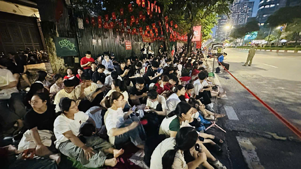 Khát khao tận mắt chứng kiến những đoàn quân đi qua- Ảnh 5. Khát khao tận mắt chứng kiến những đoàn quân đi qua- Ảnh 5.