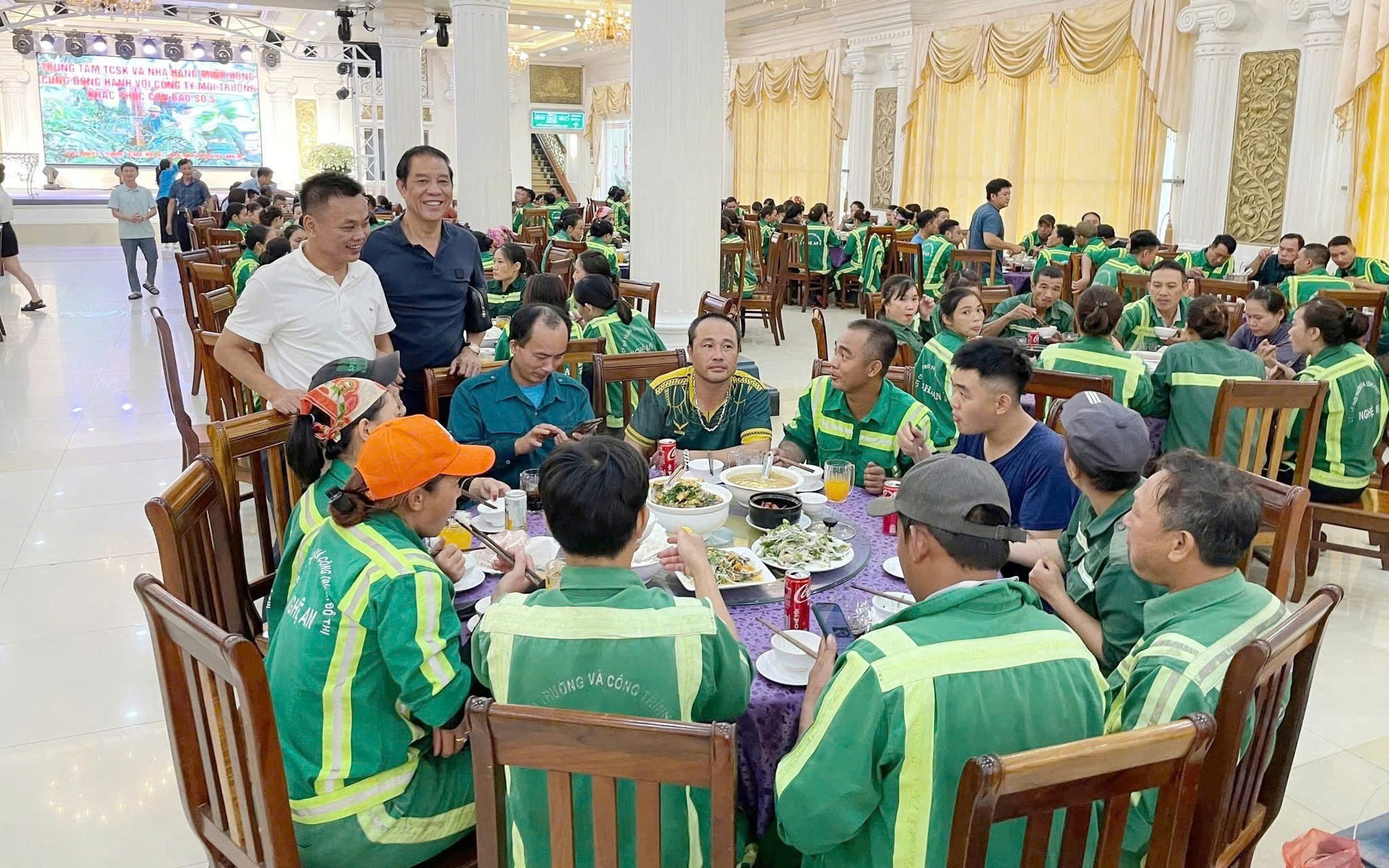 Hàng trăm công nhân dọn vệ sinh sau bão được mời cơm miễn phí