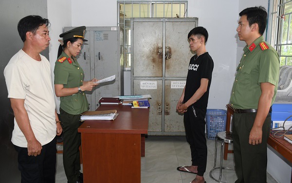 Bắt thanh niên mang súng đến quán nhậu giải quyết mâu thuẫn