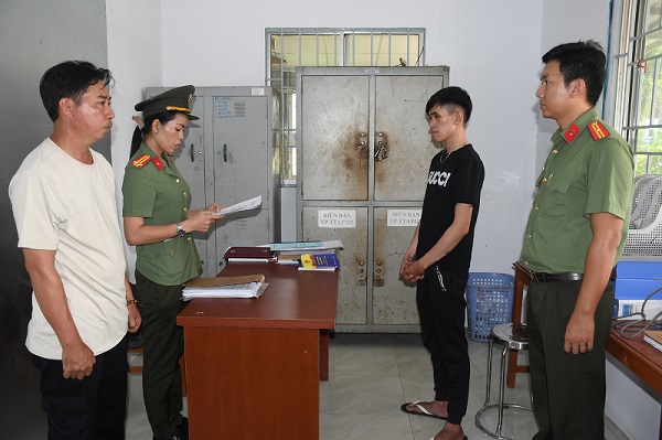 Bắt thanh niên mang súng đến quán nhậu giải quyết mâu thuẫn- Ảnh 1. Bắt thanh niên mang súng đến quán nhậu giải quyết mâu thuẫn- Ảnh 1.