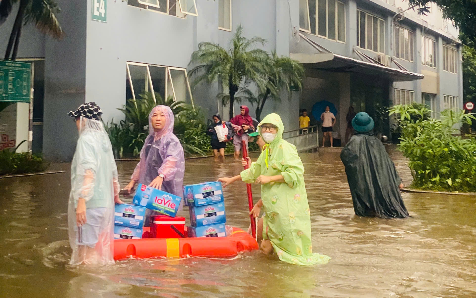 Mưa lớn sau bão, chung cư tại Hà Nội ngập nặng, điện nước tê liệt