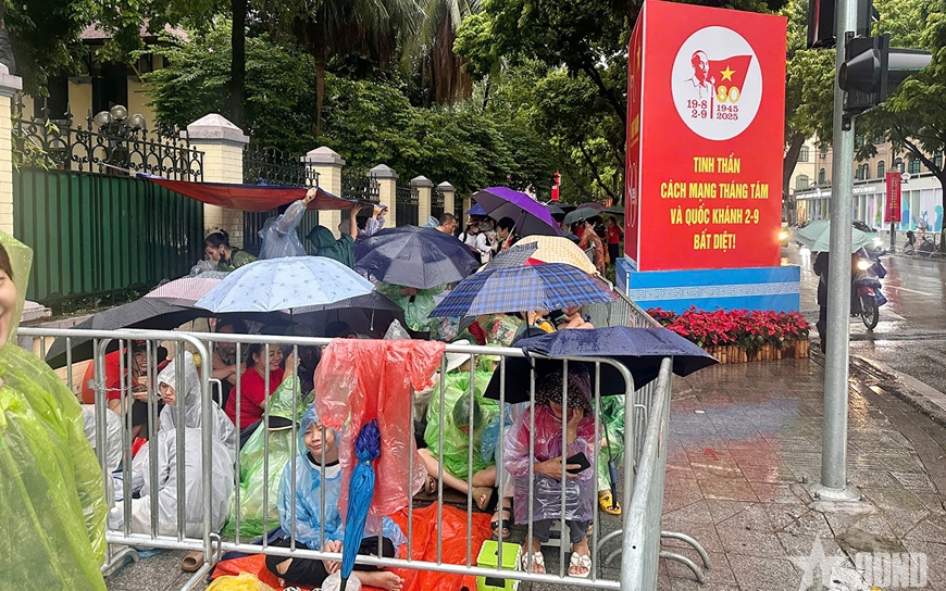 Dù trời mưa, người dân trải bạt giữ chỗ chờ xem Lễ sơ duyệt diễu binh, diễu hành A80