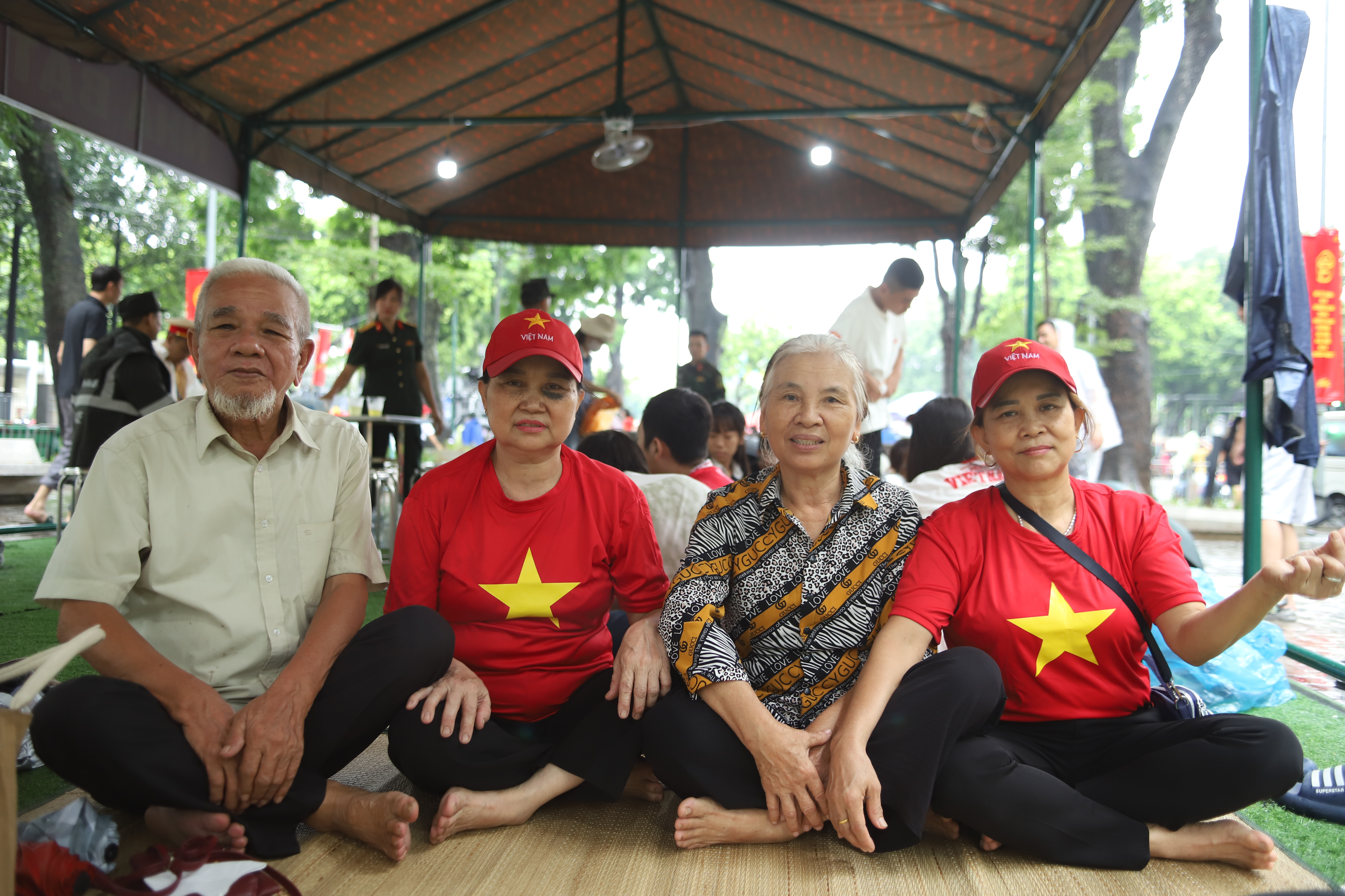 Người dân không ngại mưa gió đi xem sơ duyệt và hành động ấm lòng của các chiến sĩ- Ảnh 4. Người dân không ngại mưa gió đi xem sơ duyệt và hành động ấm lòng của các chiến sĩ- Ảnh 4.